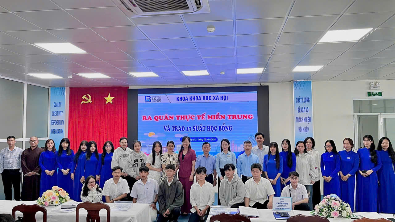 KHOA KHOA HỌC XÃ HỘI RA QUÂN THỰC TẾ MIỀN TRUNG VÀ TRAO 17 SUẤT HỌC BỔNG